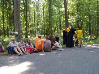 Na postoju w Lasach Piaśnickich – przygotowanie do nabożeństwa drogi krzyżowej